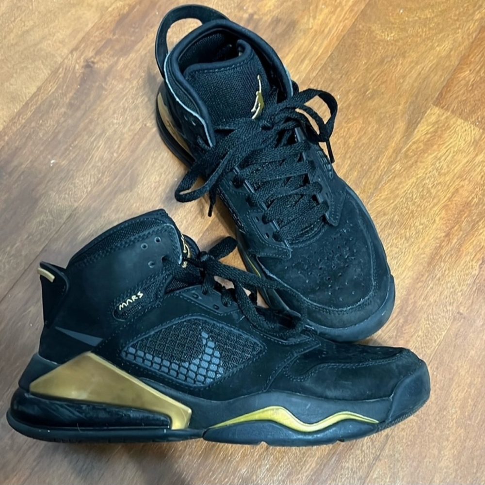 Nike Men's Black and Gold Sneakers